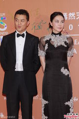 群星闪耀嫣然基金晚宴 王菲旗袍装与李亚鹏恩爱