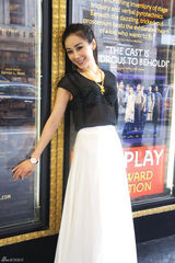 组图：周扬街拍透视上衣搭配白色长裙