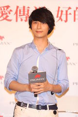 组图：严爵赠千万大礼为母庆生 另一半要孝顺