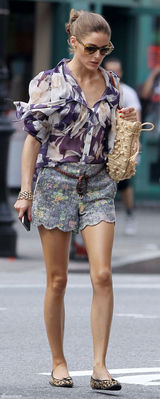 组图：奥利维亚-巴勒莫荷叶边热裤现身