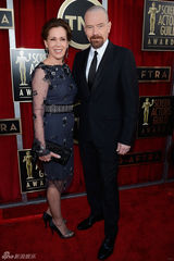 组图：19届演员工会奖举行 女星各色长裙PK红毯