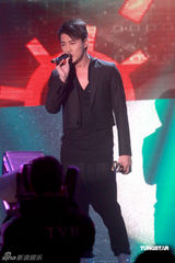 幻灯图：容祖儿露肩礼服帅气 阿Sa(蔡卓妍)颁奖礼上露笑容