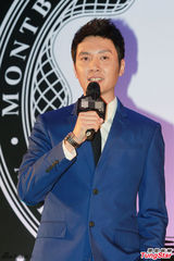 组图：冯绍峰倪妮携手亮相 台下谈笑秀恩爱