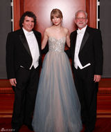 高清组图：泰勒-斯威夫特薄纱抹胸长裙清纯亮相