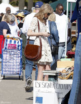 高清图：泰勒-斯威夫特穿白色蕾丝裙逛跳蚤市场