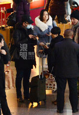 组图：黄海波黑装戴眼镜亮相 戴口罩步履匆匆