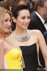 组图：章子怡灰墨裹胸裙走红毯妆容精致