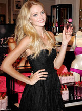 高清组图：超模林赛-艾林森性感抹胸黑裙亮相