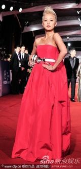 组图：何韵诗大红裙霸气亮相金马奖红毯