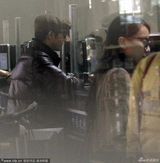 组图：王力宏开工娇妻全程作陪 如胶似漆爱意浓