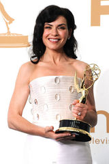 组图：艾美奖后台 玛格丽丝夺视后开心比V