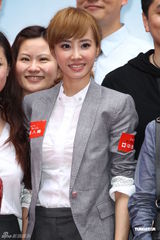 组图：蔡依林穿OL装大派自制蛋糕 扎马尾甜美亲和