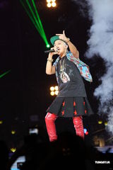 组图：昆凌时尚盛典走秀 Bigbang压轴助阵