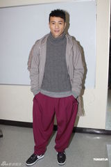 组图：刘璇香港变身主持人 打扮时尚“熊猫”袜出彩