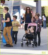 组图：辣妹带4子女出游 布鲁克林抱妹妹帅气成熟