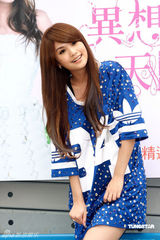 幻灯图：杨丞琳美式足球俏丽打扮秀新舞蹈