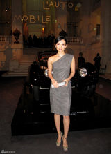 组图：章子怡受邀参加私人珍藏名车展