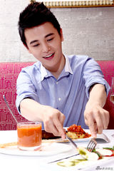 组图：新星孙坚化身“食尚妇男” 酷夏送清凉