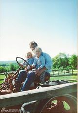 组图：泰勒童年清纯萌照 胖小鸭蜕变美天鹅