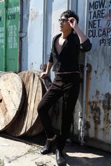 高清图：何明翰拍杂志封面 化身英伦雅痞绅士