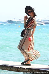 组图：希尔顿度假心情好 挥手和狗仔打招呼