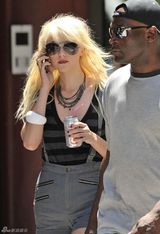 高清组图：泰勒-摩森片场变装秀 裙装短裤皆俏皮