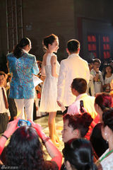 高清图：霍思燕白嫩宛若爱丽丝 右臂纹身个性十足