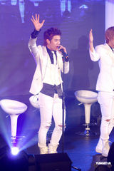 高清：韩国男团“F.CUZ”旋风抵台 两成员带伤上阵