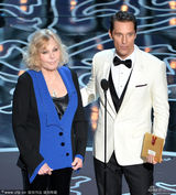 组图：麦康纳与《迷魂记》女主角诺瓦克登台