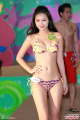 组图：女模泳装露胸垫 疑现下体线条