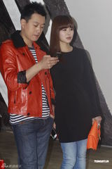 组图：佟大为关悦夫妇参观艺术展 章子怡嫂子陪同