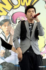 组图：周杰伦台北办签唱会不忘逗笑揶揄狗仔