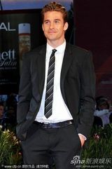 《巴尼的人生》首映 日本导演清水崇戴兔子头套抢镜