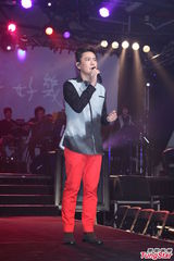 组图：张信哲睽违七年台北开唱 邀萧煌奇尬美声