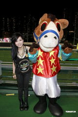 组图：邓紫棋为马场表演助兴