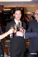 高清图：竹野内丰首度来港 众多媒体到场采访