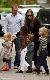 组图：朱莉和斯蒂芬妮星妈聚会 明星宝宝扎堆