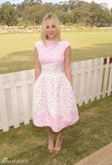 组图：佩妮奥库科粉色碎花裙甜美 戴心型眼镜