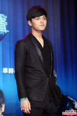 组图：《中国梦之声》登台开播 李玟扮学员飙歌