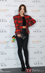 组图：郑柔美李允智靓装出席首尔时尚周