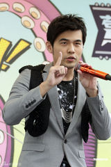 组图：周杰伦台北办签唱会不忘逗笑揶揄狗仔