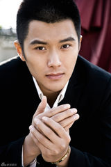 组图：沈泰帅气写真曝光 新晋实力小生魅力十足