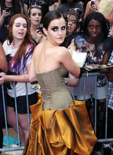 高组图：《哈7下》纽约首映 艾玛低胸礼服亮相