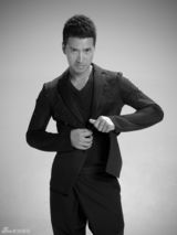 高清图：何晟铭变身“雅痞”  黑白大片睿智从容