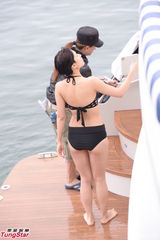 组图：《法网嚣雄》探班 王君馨比基尼上演出浴记