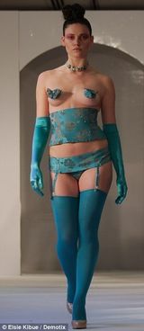组图：伦敦时装周上演香艳内衣秀 别致乳饰抢眼