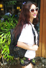 组图：柳岩曝三亚度假私照 吐舌卖萌似邻家妹