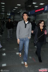 组图：王力宏婚后首露面 坦言计划生子中