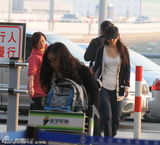 组图：汤唯紧身T恤小秀乳沟 与媒体打招呼玩亲民