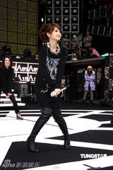 幻灯：杨丞琳为跨年演唱会卖力彩排